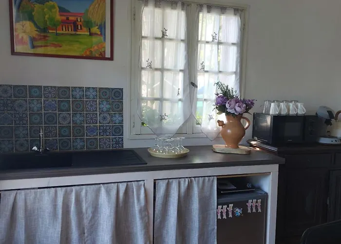 La Maison De Marie-jeanne - Le Rocher D'ongles Couette-café